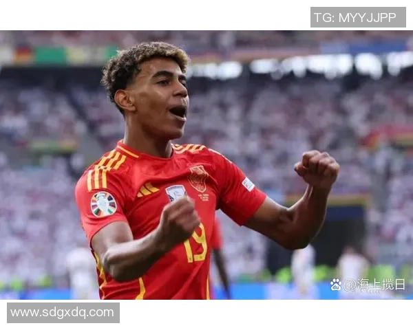 足球巨星赛场鼓掌瞬间引发全场共鸣彰显体育精神魅力